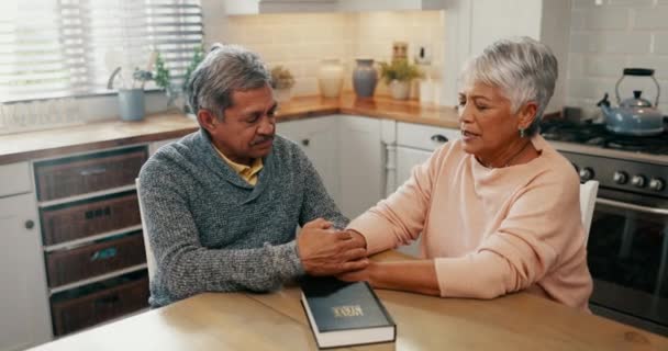 自宅でシニアカップル マインドフルネス 平和のための手とサポートを保持しています 高齢の女性 そして本と共に 神を崇拝するための霊的な成長と感謝 — ストック動画