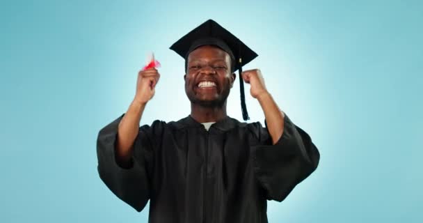 Diplomaosztó Ünnepség Oktatás Stúdió Fekete Férfi Izgatott Egyetemi Végzős Siker — Stock videók