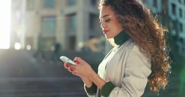 Stad Grappig Vrouw Met Een Mobiele Telefoon Verbinding Contact Met — Stockvideo