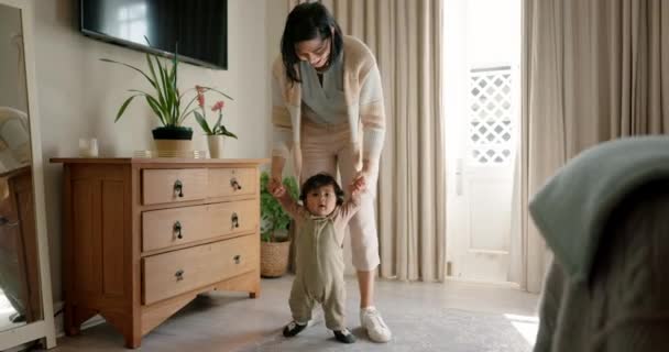 Baby Lernen Gehen Und Unterstützung Von Mama Schlafzimmer Des Elternhauses — Stockvideo