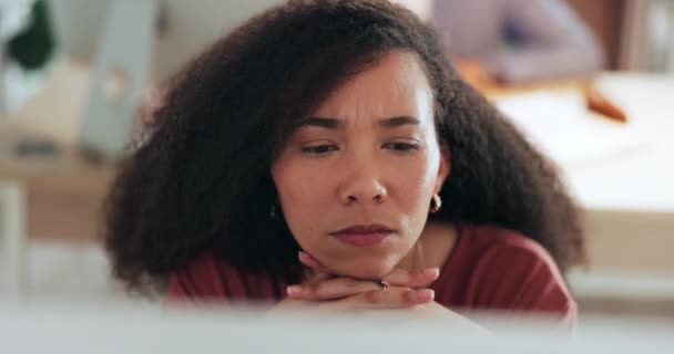 Confundido Mujer Negocios Lectura Computadora Oficina Con Correo Electrónico Comunicación — Vídeo de stock