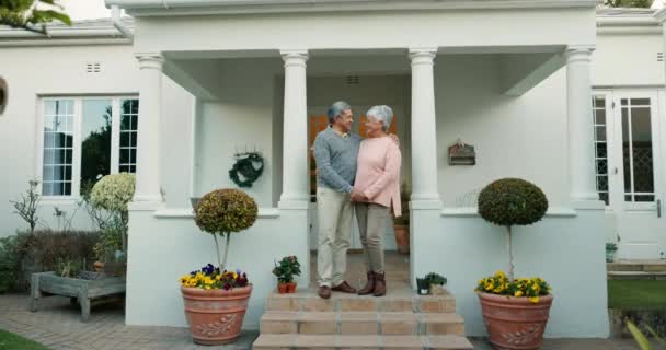 Neue Heimat Seniorenpaar Lieben Und Lächeln Für Haus Immobilie Oder — Stockvideo