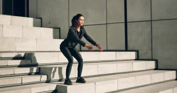 Femeie Scări Pentru Fitness Squats Sau Antrenament Muscular Oraș Dimineața — Videoclip de stoc