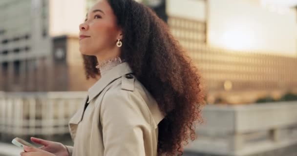 Gelecek Gülümseme Şehirde Kadını Özgürlük Fırsat Kariyer Ilhamı Için Siyah — Stok video