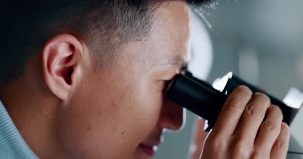 Médico Investigación Hombre Asiático Con Microscopio Ciencia Prueba Adn Con — Vídeos de Stock