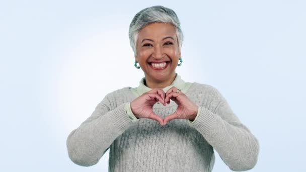 Καρδιά Χέρια Και Πρόσωπο Ευτυχισμένης Ηλικιωμένης Γυναίκας Στο Στούντιο Μήνυμα — Αρχείο Βίντεο