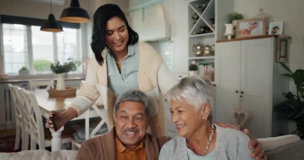 Selfie Sala Estar Mulher Com Pais Seniores Unindo Sofá Para — Vídeo de Stock