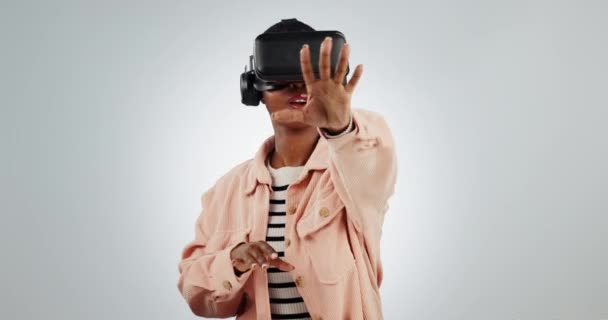 バーチャルリアリティ デジタルワールド スクリーン付きの黒人女性 ホワイトバックグラウンドで将来のテクノロジーをスクロールしてプレス Vrアドベンチャー メタバース スタジオでの楽しいホログラフィック 3Dとハイテク — ストック動画