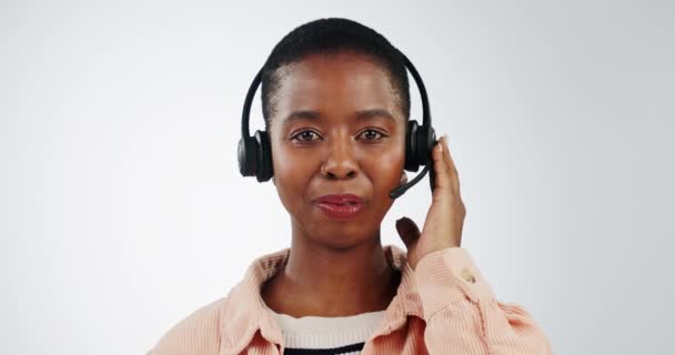 コールセンター コミュニケーション Crm 黒人女性と顔 ホワイトバックグラウンドでテレコムまたはカスタマーサービスで電話 お問い合わせ ヘルプデスク トーク テレマーケティングセールス コンサルタント — ストック動画