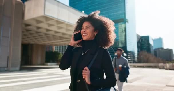 Berjalan Kota Atau Wanita Bisnis Yang Bahagia Dengan Panggilan Telepon — Stok Video