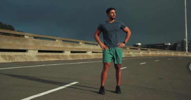 Fitness Man Stad Straat Controleren Horloge Voor Hardlopen Training Prestatie — Stockvideo