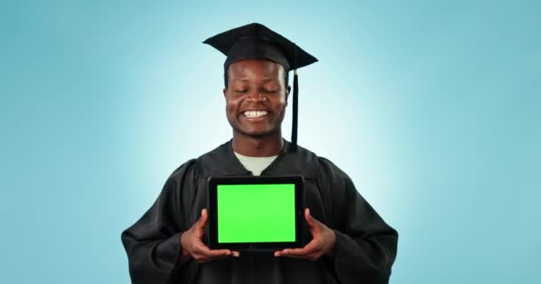 Graduación Tableta Pantalla Verde Estudio Hombre Negro Con Información Graduados — Vídeo de stock