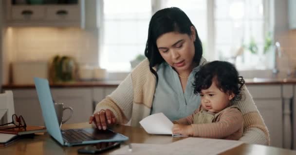 Mãe Bebê Computador Para Trabalho Casa Documentos Finanças Papelada Impostos — Vídeo de Stock