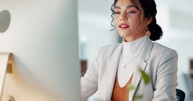 SEO 'dan iş kadını, bilgisayar ve mutluluk veri projesiyle birlikte ofiste başarılı olduğunu bildiriyor. Dijital araştırma, şirket uygulaması için web sitesi güncellemesi için kadın profesyonel ve çalışan.