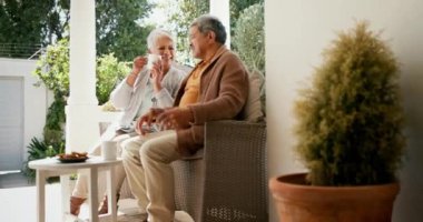 Olgun bir çift, bahçede konuşup kahve içiyorlar. Emeklilik, bağ kurma ve arka bahçede sohbet. Evli insanlar, iletişim ya da mutluluk ve yaşlılıktan zevk almak için evde dinlenmek..