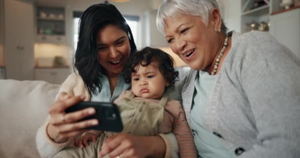 Selfie Žena Starší Babička Dítětem Které Sobě Připojí Pohovce Pro — Stock video