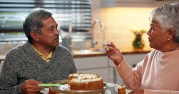 Glad Tårta Och Senior Par Köket Äter För Tid Och — Stockvideo