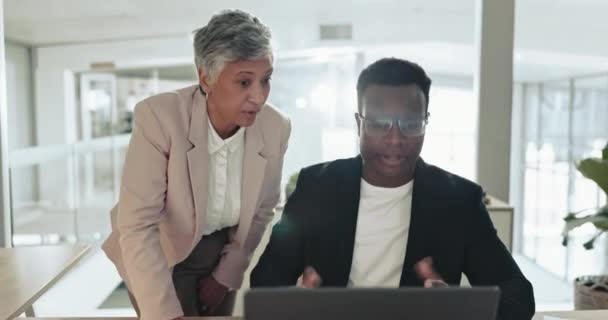 Wanita Bisnis Pria Dan Laptop Dengan Mentor Pelatih Atau Brainstorming — Stok Video