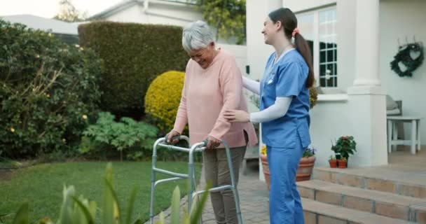 Spaziergänger Gehhilfen Und Pfleger Helfen Der Seniorin Einem Altenheim Als — Stockvideo