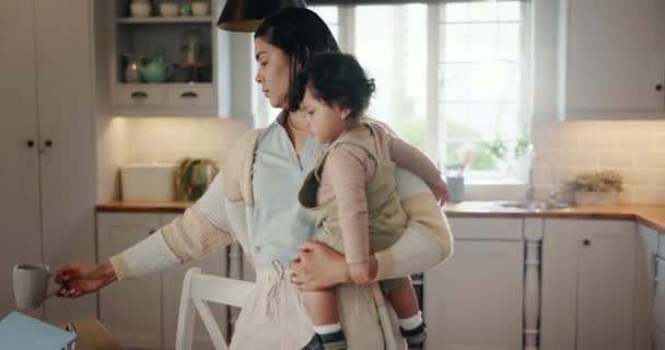 Trabalho Remoto Multitarefa Mãe Com Bebê Uma Cozinha Laptop Para — Vídeo de Stock