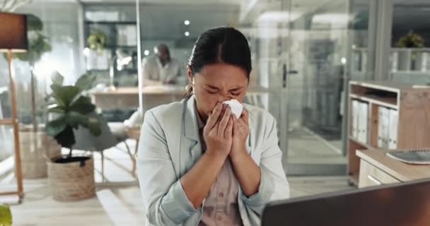 Wanita Bisnis Sakit Dan Bersin Dengan Jaringan Kantor Untuk Alergi — Stok Video