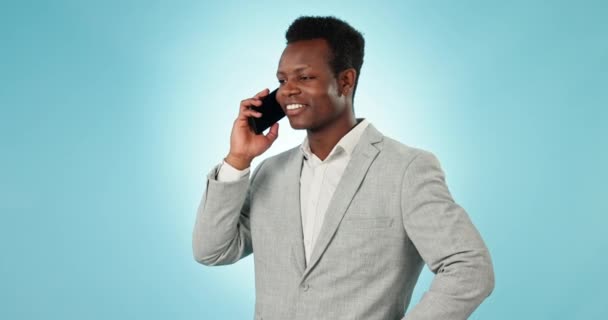 ビジネスマン コンサルティングのためのスタジオでのコミュニケーション こんにちは 青い背景でチャット ハッピーアフリカの労働者 モバイルネットワーキング フィードバック 交渉のための連絡先 — ストック動画