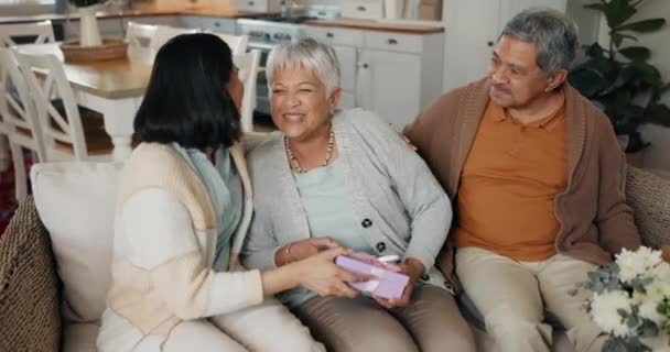 Verjaardag Bloemen Senioren Ouders Bank Voor Viering Feestelijk Evenement Hechting — Stockvideo
