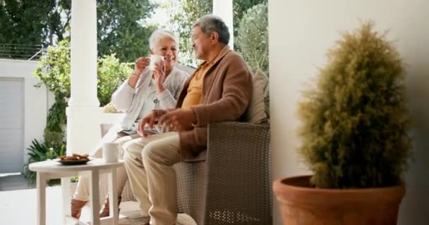 一对成熟的夫妇 退休后在花园里聊天和喝咖啡 在后院谈情说爱 已婚人士 与他人沟通或幸福 并在家中放松一下 享受老年时的浪漫和快乐 — 图库视频影像