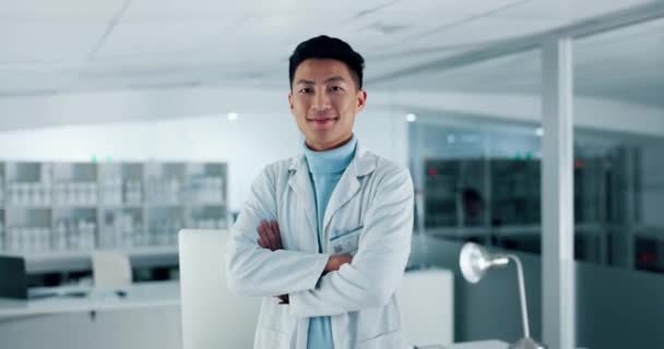 Smile Portrait Asian Man Scientist Laboratory Pharmaceutical Research Biotech Science — Stock Video