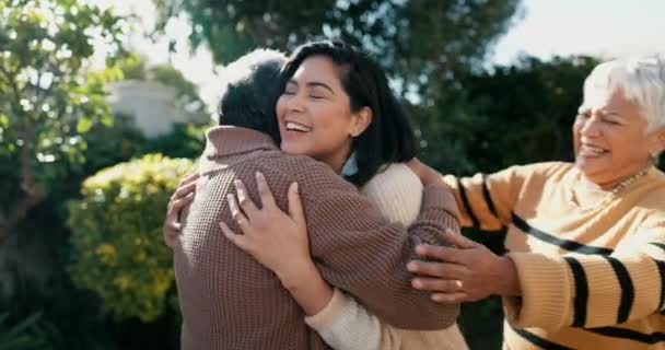 墨西哥家庭 拥抱和微笑为团聚 户外和爱的支持 退休和照顾 年事已高的父母和女儿 在后院里畅游 快乐无比 温馨温馨 在家中享受美好的时光 — 图库视频影像
