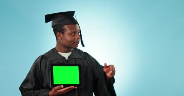 Hombre Negro Tableta Pantalla Verde Graduado Apuntando Información Universitaria Noticias — Vídeo de stock