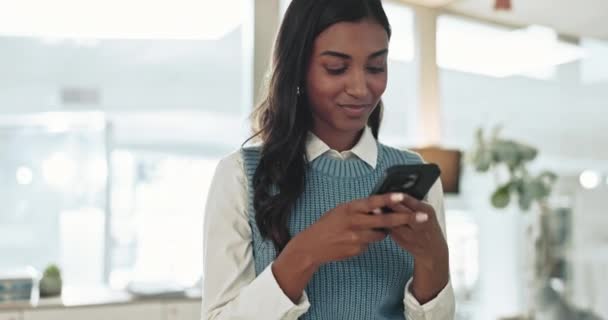 Business Kvinde Telefon Eller Skrive Kontor Sociale Netværk Mobil Chat – Stock-video