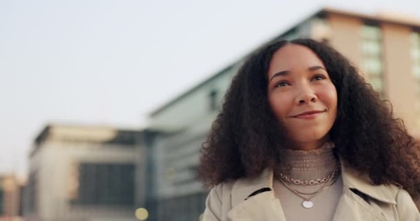 Tænker Smiler Business Sort Kvinde Byen Frihed Mulighed Eller Karriere – Stock-video