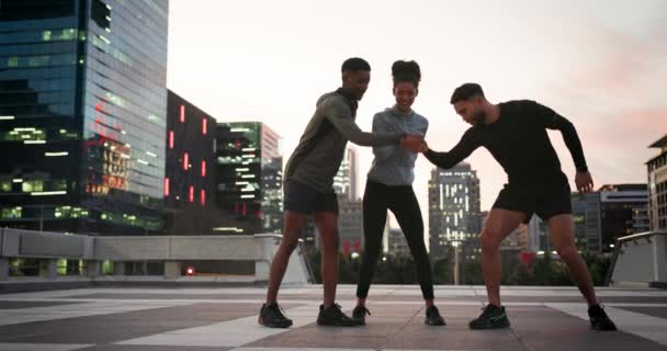健美的朋友 手牵手在城市高五 支持和使命与健美团体和锻炼 有关种族 健康和体育的人员培训 城市培训 以及与赛跑选手的积极配合 — 图库视频影像