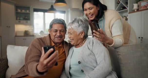 Videollamada Sala Estar Mujer Con Padres Ancianos Sofá Relajante Hablando — Vídeos de Stock