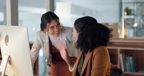 Unternehmen Frauen Und High Five Für Erfolgsmeldungen Der Teamarbeit Zusammenarbeit — Stockvideo