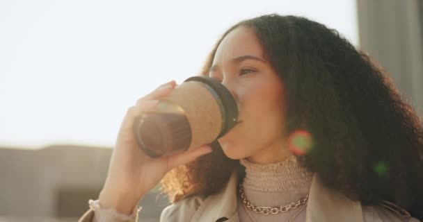 Café Bebida Mulher Relaxam Cidade Com Calma Energia Paz Trajeto — Vídeo de Stock
