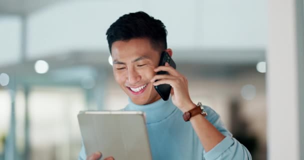 Business Telefonopkald Asiatisk Mand Med Tablet Smil Kreativ Med Forbindelse – Stock-video