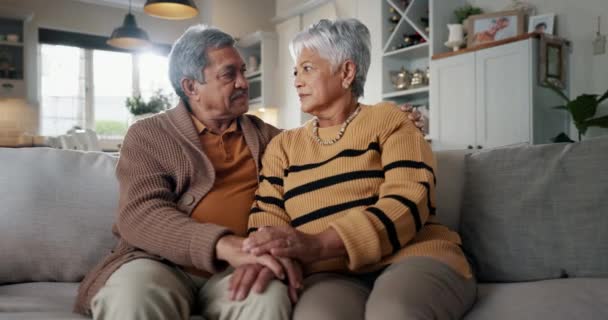 Senior Ζευγάρι Και Αγκαλιά Για Την Ενσυναίσθηση Στον Καναπέ Υποστήριξη — Αρχείο Βίντεο