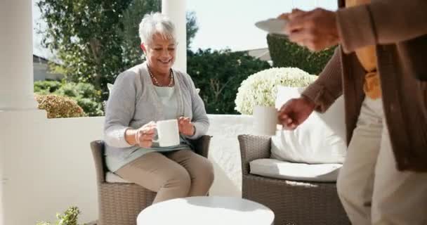 上了年纪的夫妻 爱和放松与咖啡 婚姻和沟通与浪漫 退休和结合 快乐的老人和老年妇女 拿铁咖啡和健康的婚姻 — 图库视频影像