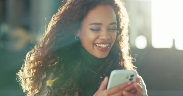 Bahagia Wanita Dan Tertawa Dengan Teks Telepon Luar Kota Dengan — Stok Video