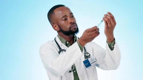 Doktor Aşı Enjeksiyonu Mavi Arka Planda Şişe Bağışıklık Sağlık Sigortası — Stok video