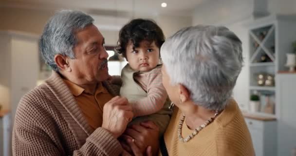 Familie Liebe Und Großeltern Mit Enkelkind Hause Zum Zusammensein Wohnzimmer — Stockvideo