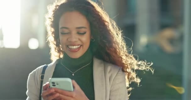 Kota Bisnis Dan Wanita Dengan Smartphone Mengetik Dan Internet Dengan — Stok Video