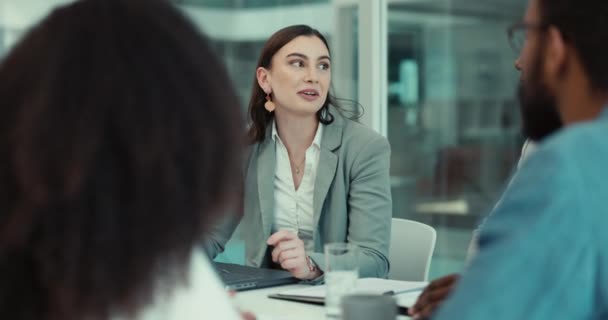 ビジネスミーティング ラップトップ チームリーダー 女性またはマネージャーは クライアント交渉 またはオンラインフィードバックを説明します 管理者グループ プロフェッショナルが話す または報告する — ストック動画