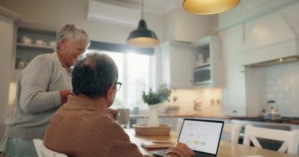 年长的夫妇和咖啡与笔记本电脑在厨房桌子上在线购物 网上浏览和网站搜索 老年人 茶和带技术的无线移动电话 在家里搜索和聊天 — 图库视频影像