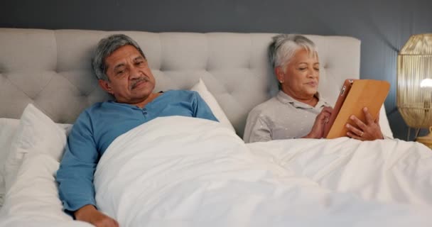 Paar Echtscheiding Senior Man Negeren Vrouw Een Bed Ruzie Crisis — Stockvideo