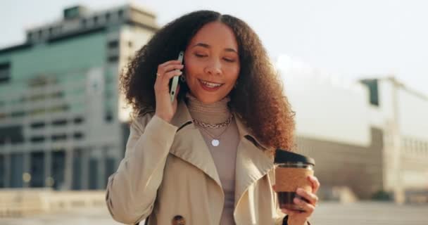 快乐的女人 电话和城市 步行去工作和旅行通信 商务聊天或户外社交 专业企业家或非洲工人在她的移动和咖啡休息时间交谈 — 图库视频影像