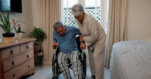 車椅子 手伝い シニアカップルと一緒に寝室で障害者と一緒に退職しました 高齢者のサポート 家庭での結婚 愛情のある家でのケア — ストック動画