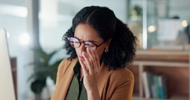ビジネス女性 頭痛と人事のためのコンピュータ上のストレスが失敗 間違いや支払いエラー オンライン 悪いニュースのためのデスクトップのメガネ 痛みまたは悲しみの専門のアフリカ人またはHr労働者 — ストック動画